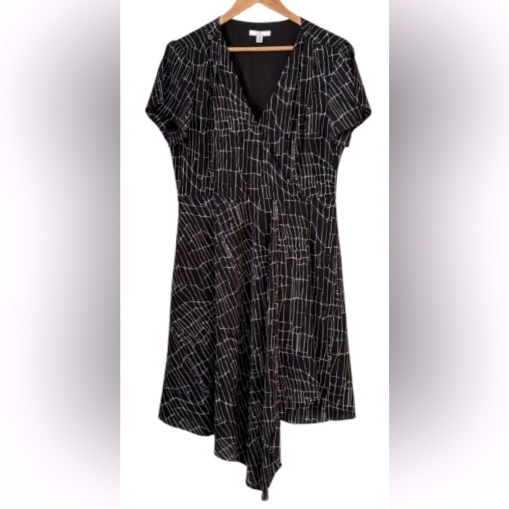 H by Halston blk&wht crepe prnt fx wrp v nck shrt slv drss w assym frnt hm SZ L